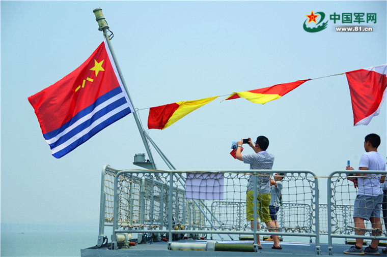 国际军事比赛海上登陆赛举行舰艇开放活动