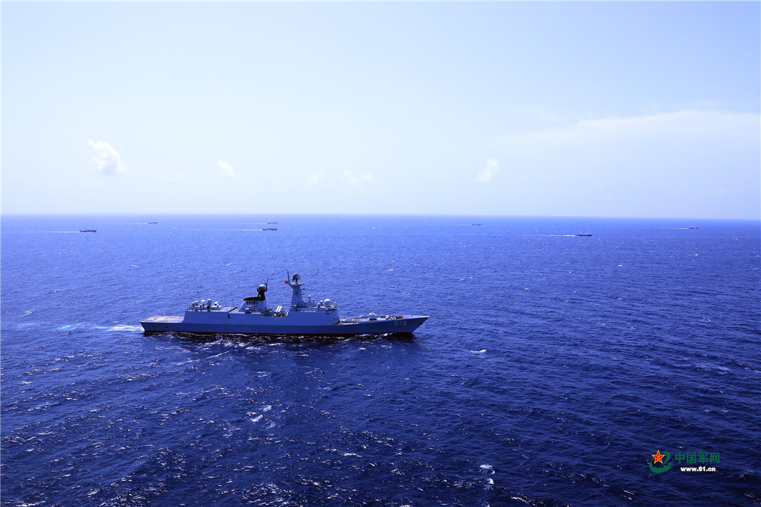 中国海军第30批护航编队邯郸舰执行护航任务. 亓松 摄