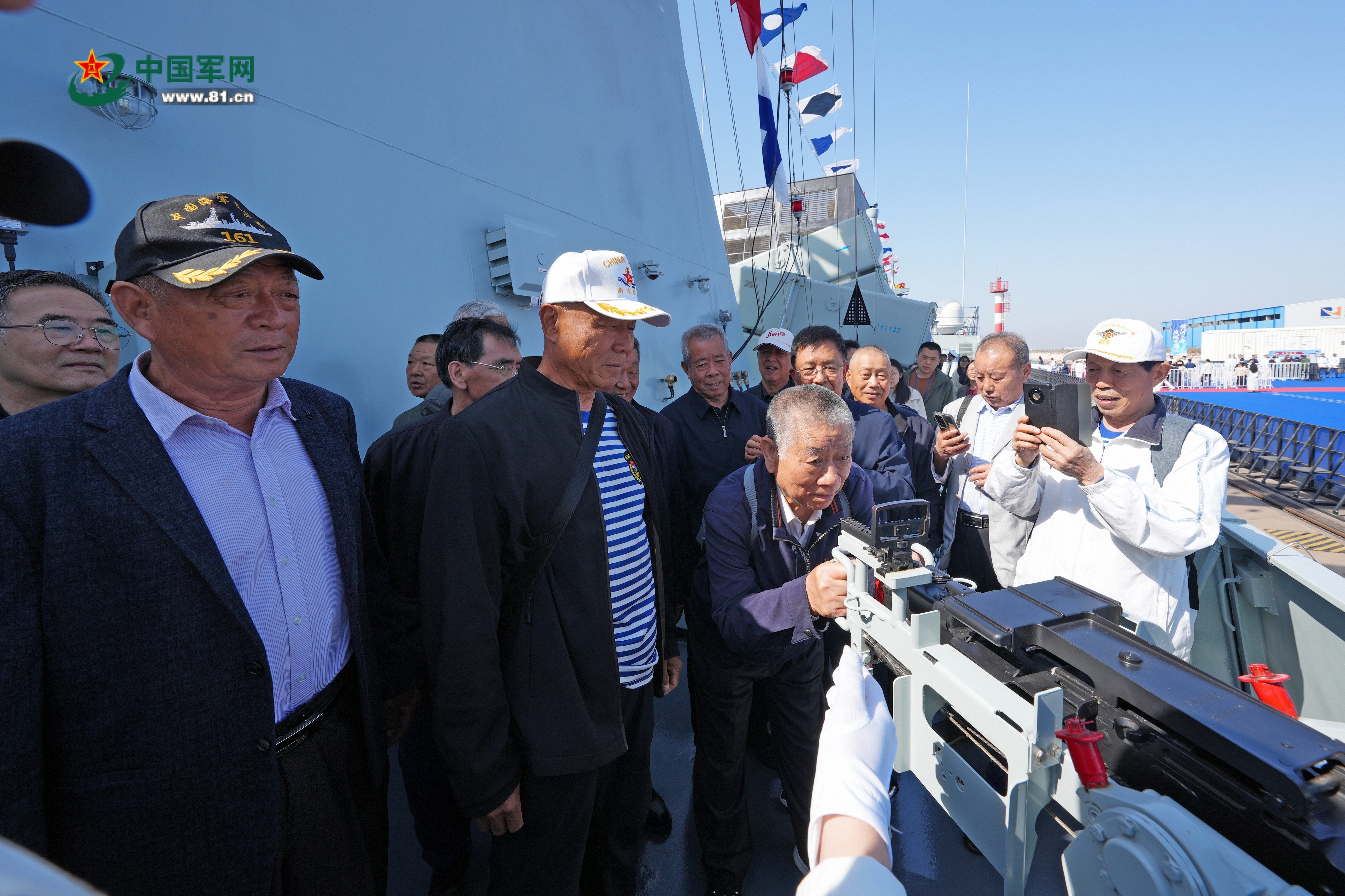 海军东营舰位东营市广利港码头举行舰艇开放活动。图为退役老兵参观舰艇。王光杰 摄