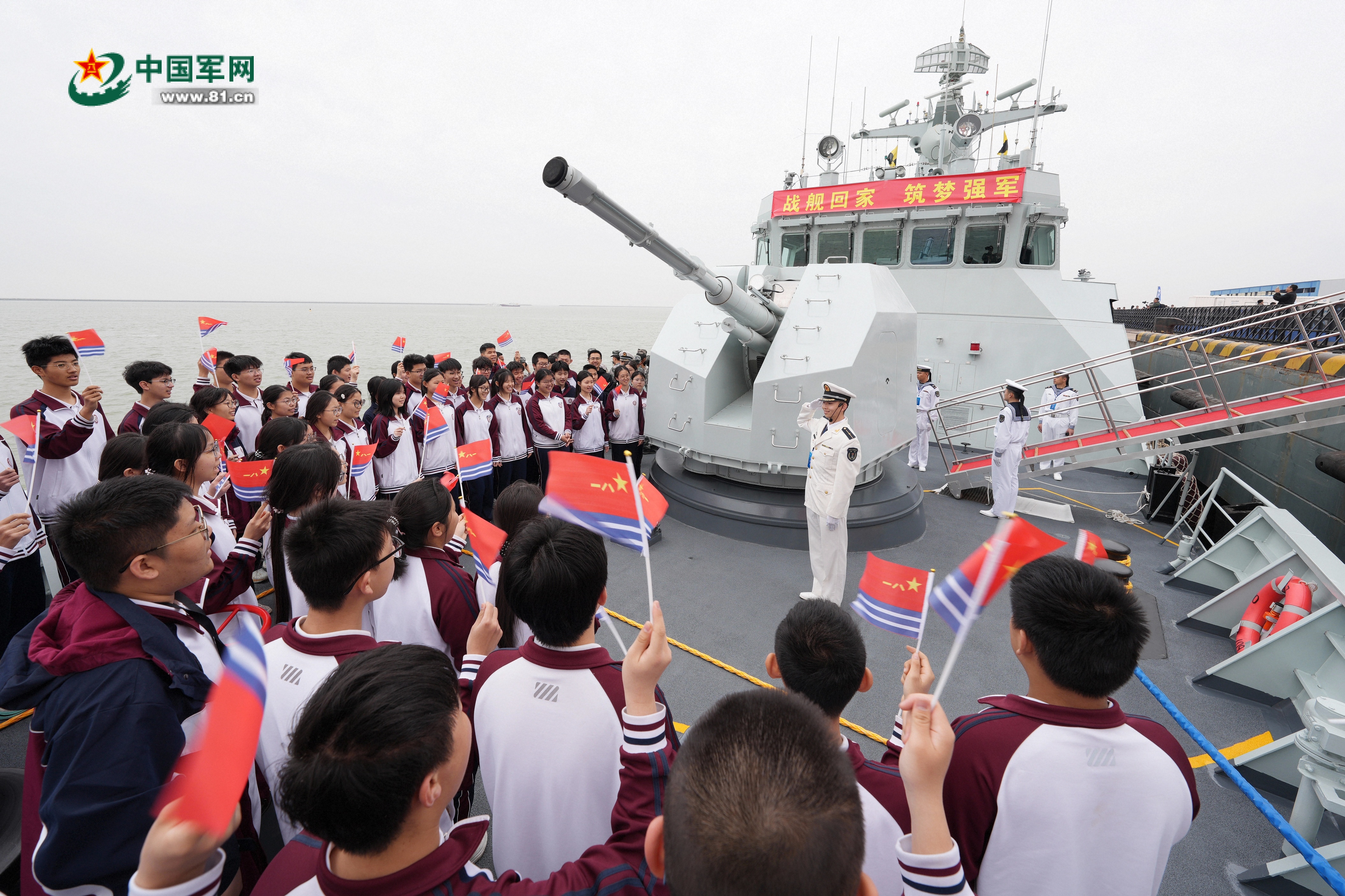4月21日，海军东营舰靠泊山东东营广利港码头，面向市民开放参观   王光杰  摄 (4)