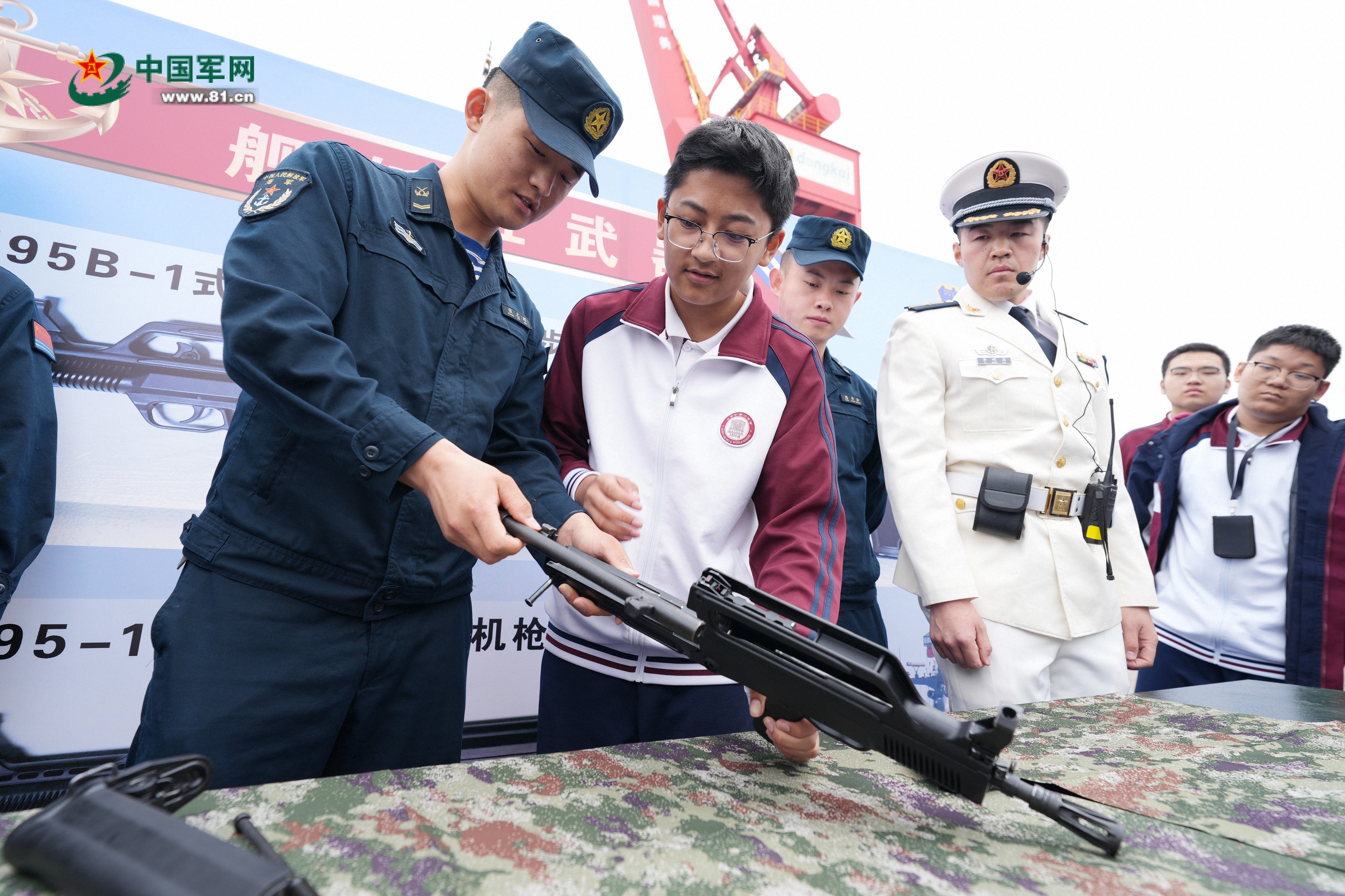 海军东营舰靠泊山东东营广利港码头，面向市民开放参观   王光杰  摄 (5)