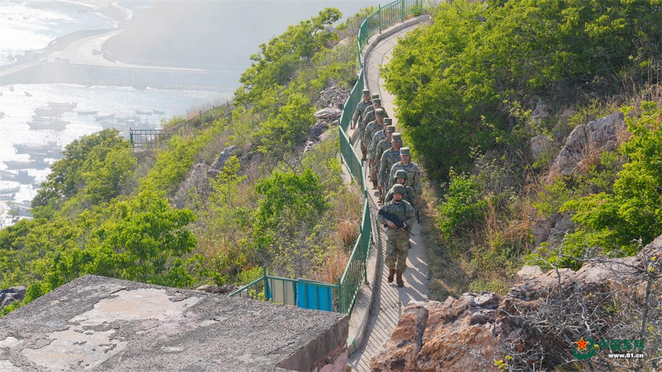 10.守岛官兵沿山路进行巡逻，锤炼官兵情况处置能力