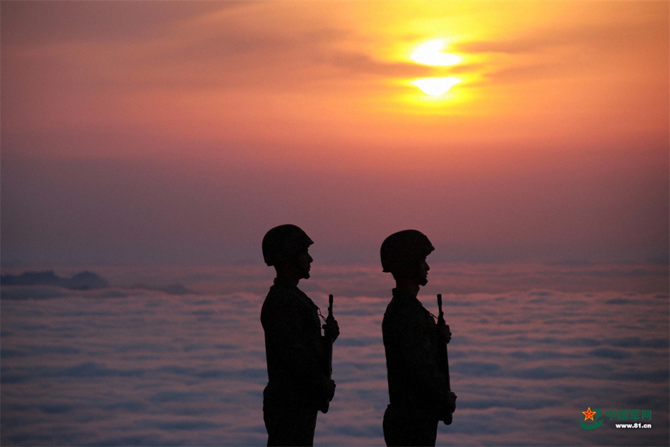 15.夕阳下，海岛执勤官兵并肩值守，守望祖国万里海疆。李泓睿摄