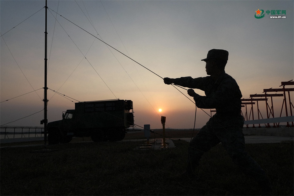 11.夕阳下，通信导航官兵进行天线架设 谭进 摄