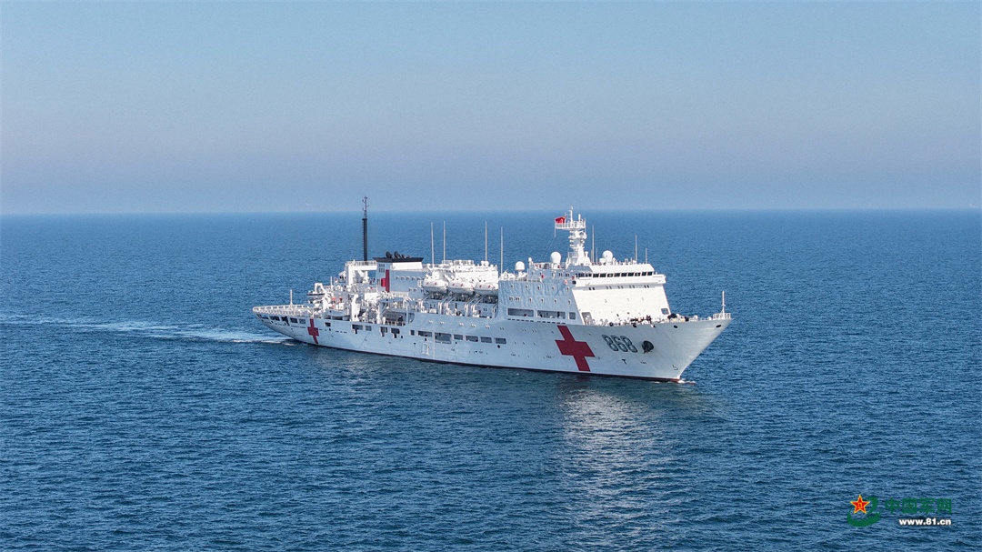 图为海军吉祥方舟号医院船正在前往任务海区