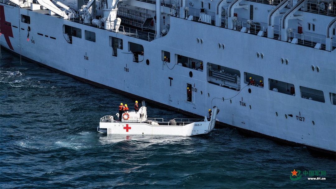 图为正在转运伤员