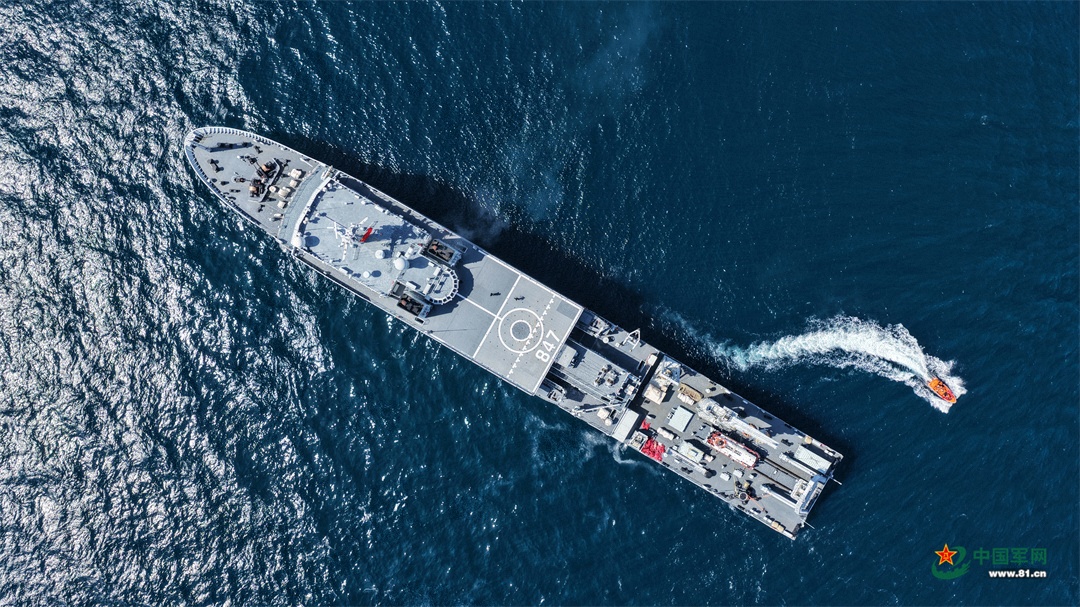 图为海军阳澄湖船正在进行营救落水人员部署操演