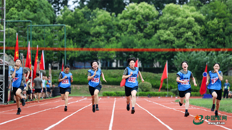 参赛官兵奋勇争先。