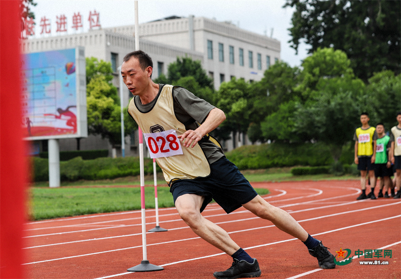 30米折返蛇形跑。
