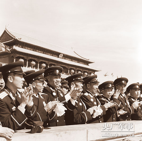 1957年国庆阅兵：我国制造的战斗机首次受阅