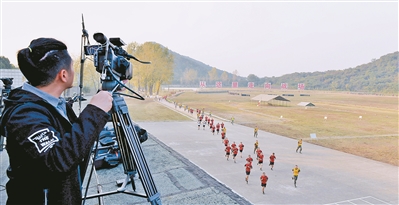 新兵团游来一条斗鱼