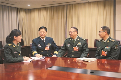 邵 薇 上图:本报记者邵薇(左一)采访军队人大代表辛崇东,杨成熙