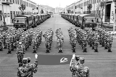 驻鄂部队抗击疫情运力支援队组织火线入党仪式,激发官兵斗志.