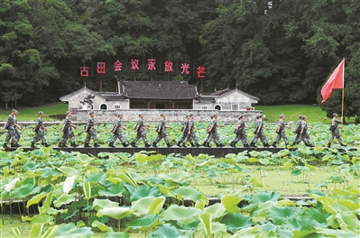 6月上旬,第72集团军某旅组织党员前往古田会议会址,开展主题党日活动