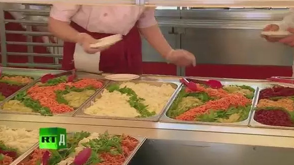 探秘俄军北极旅用餐：进食堂先扫指纹