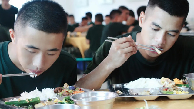 杜绝浪费，兵哥喊你一起“晒空碗”！