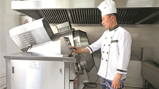 “炒菜机器人”上岗啦！“科技厨房”高效保障数百人用餐