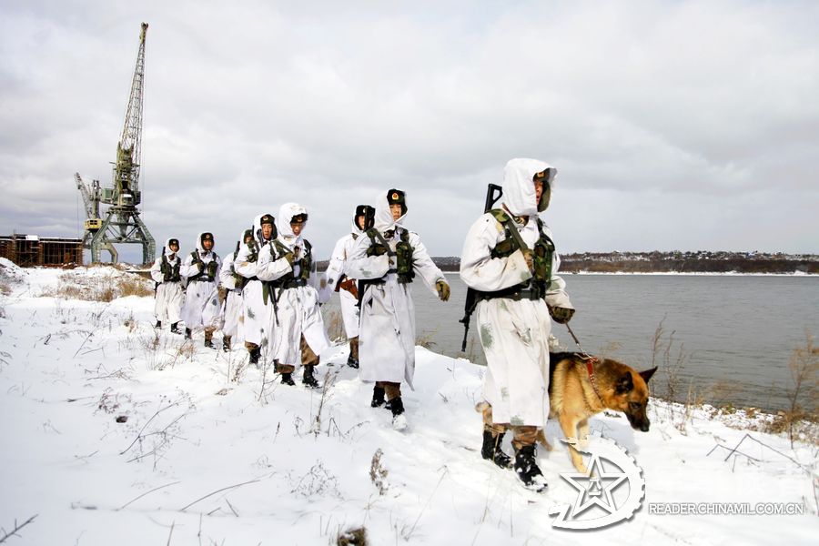 魏建顺作品《踏雪巡边脚步坚：实拍今冬初雪中的边防巡逻》