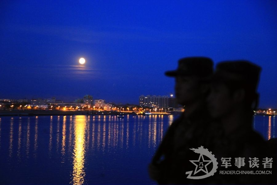 《一家不圆万家圆》“黑河好八连”大道哨所哨兵中秋节一如既往地坚守在国门一线的哨位上