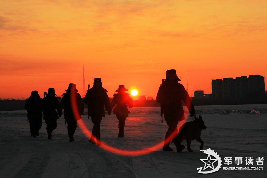 伴着朝霞去巡逻 魏建顺摄影