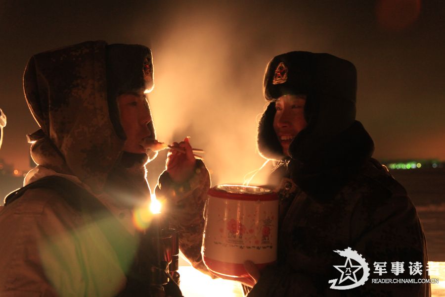 零点哨，军嫂李季送饺子到哨位 