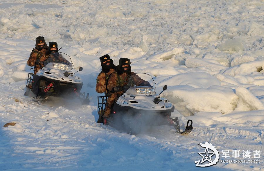 官兵驾驶摩托雪橇巡逻 