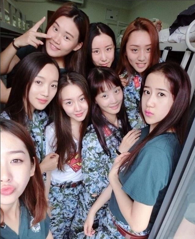 又到军训季中戏美女帅男与北大学霸"军中pk"白丝美女主播图片