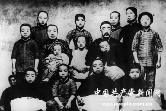 杨尚昆一家的全家福，前排右二为杨尚昆