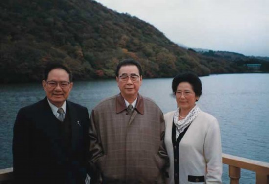李鹏与夫人朱琳游日本芦之湖