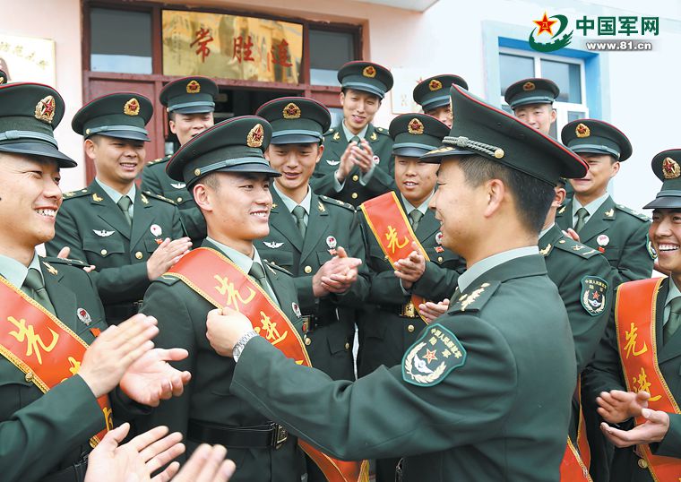 新疆军区某装甲团将经典战例编排成文艺节目