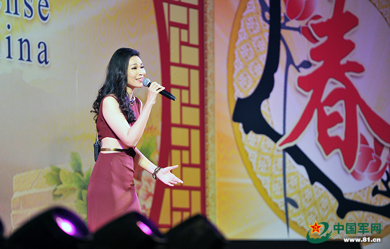 曹芙嘉演唱歌曲《花儿为什么这样红》.