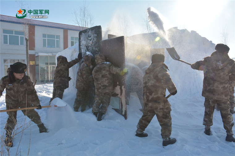 【新春走军营】冰雪长城平地起,兵哥教你花式