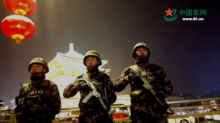 西安市钟鼓楼前,武警官兵在站岗执勤.