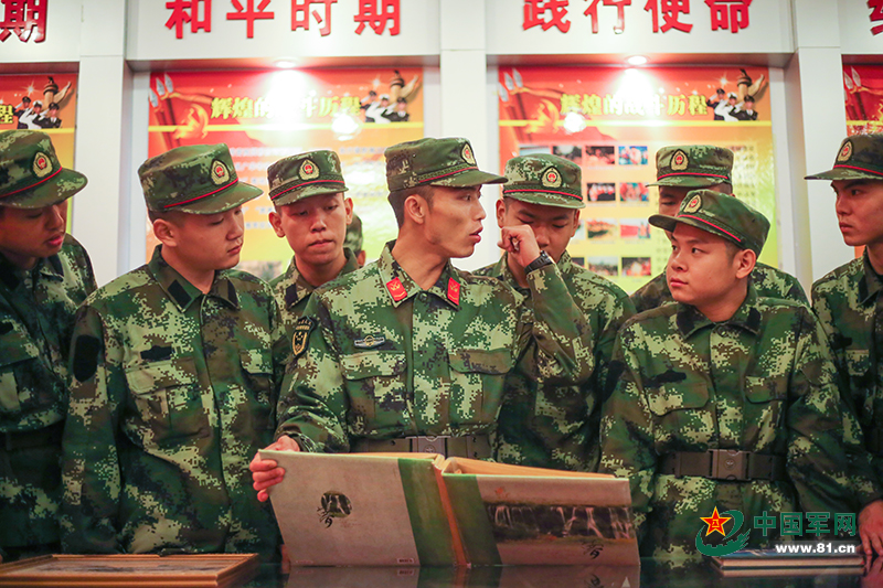 每逢新兵入伍,武警8680部队都会组织新兵参观部队荣誉史馆.