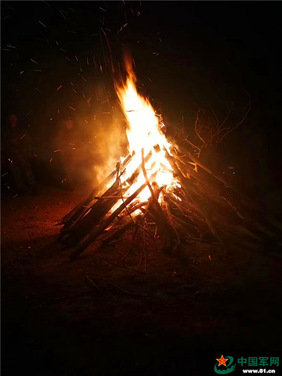 舞起来,热情如火的战地篝火晚会