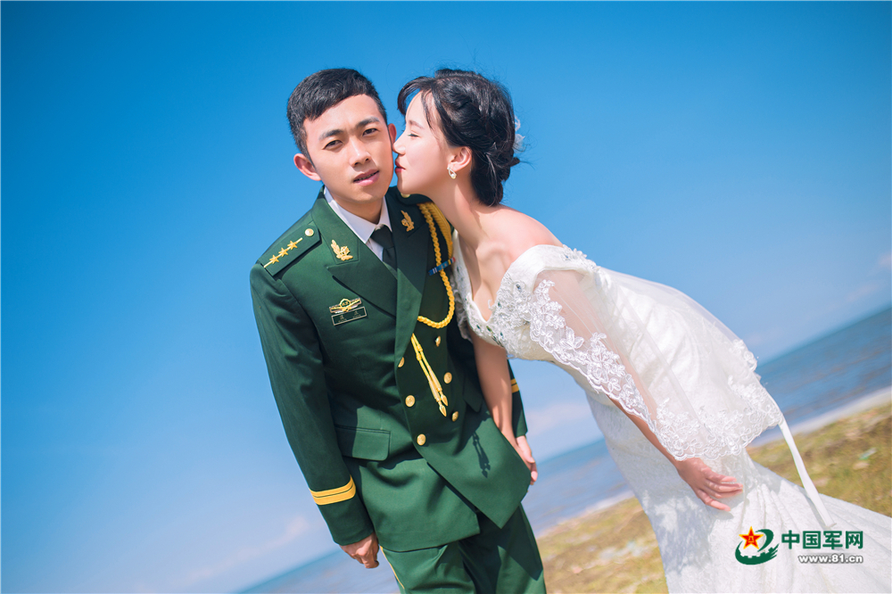 当兵的婚纱照_当兵卡通婚纱照图片(2)