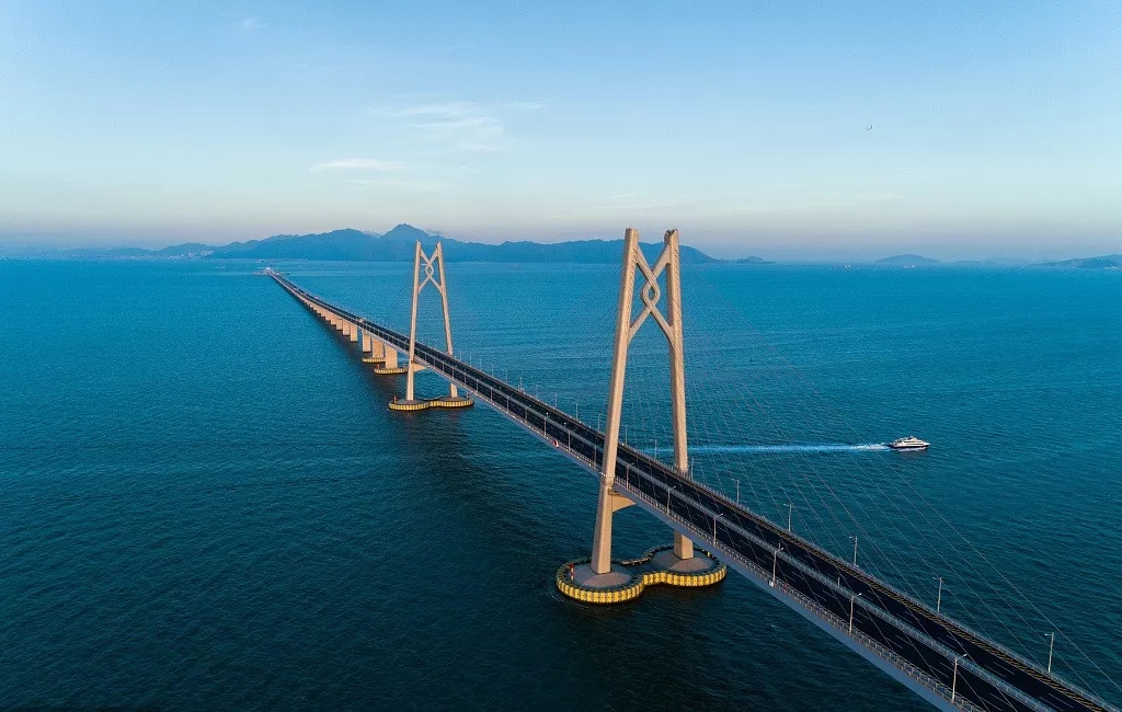 大桥波浪式起伏什么原理_山东山谷起伏大桥(2)