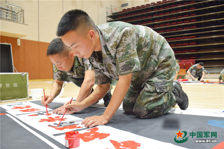 建党100周年主题板报,国庆节100周年黑板报 手绘强军主题板报大比拼,你喜欢哪种画风?