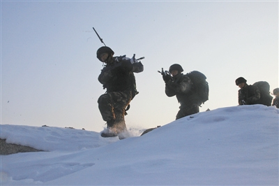 武警某部反恐应急分队开展演练官兵雪地捕歼(图)
