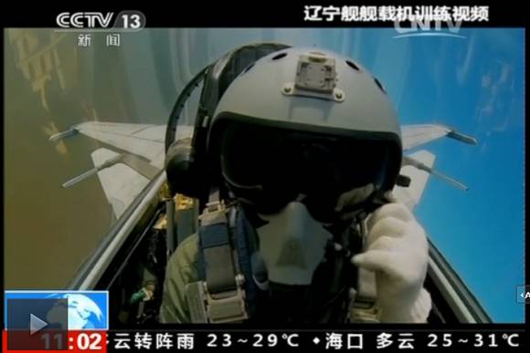 央视截屏图:辽宁舰舰载机训练视频首度公开。
