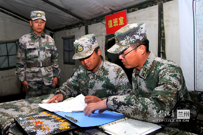 驻新疆步兵火力强:配重机枪大口径火箭筒