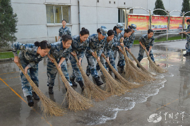 军乐队是个团结协作的集体，不管演出还是劳动，大家都劲往一处使。