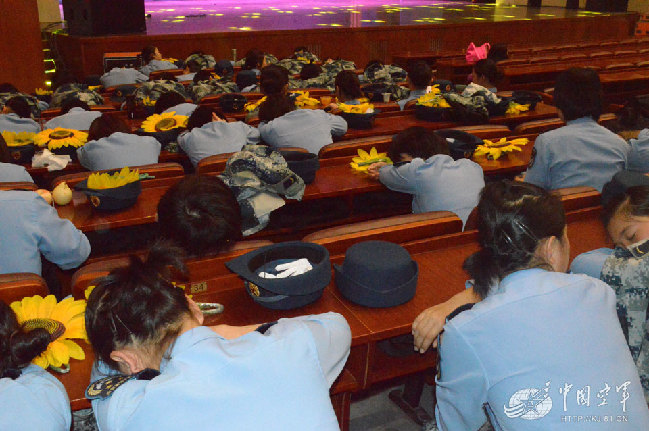 正是无数你看不到的辛劳才换来了舞台上的光荣绽放。