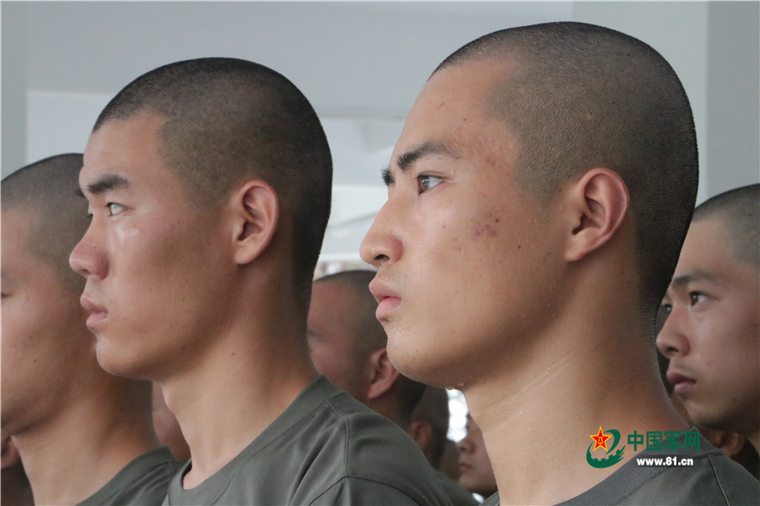 我们在阳光下 但从未被超越 所以要求会格外严格 这时候的发型偏向于