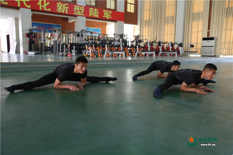 "功夫瑜伽"进军营,特种兵狂秀"一字马"