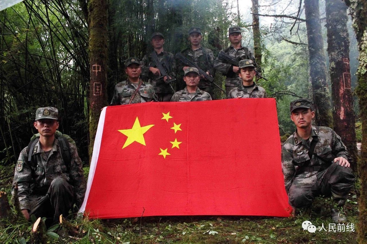 西藏的军人就是这样,不管再苦再险,在边境线上展开国旗的那一刻,军人