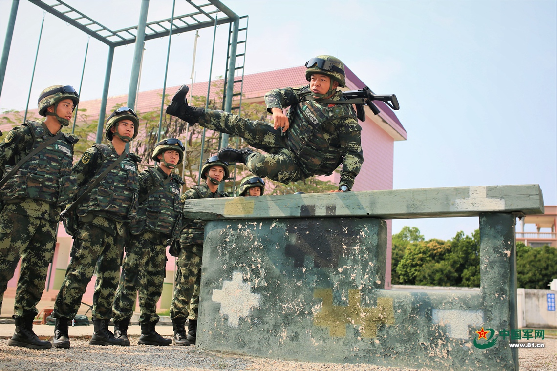 武警官兵开展强化训练 满屏都是荷尔蒙