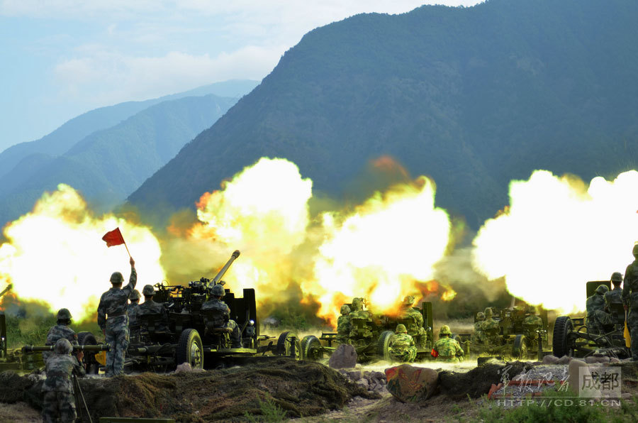 我军高炮群高原集火力射击场面震撼