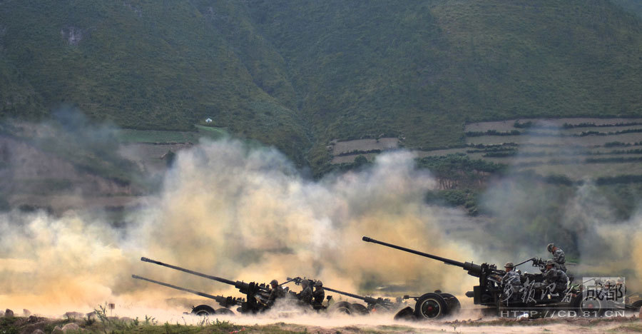 我军高炮群高原集火力射击场面震撼