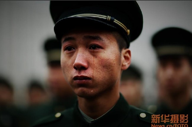 卸下军衔 钢铁战士哭成泪人
